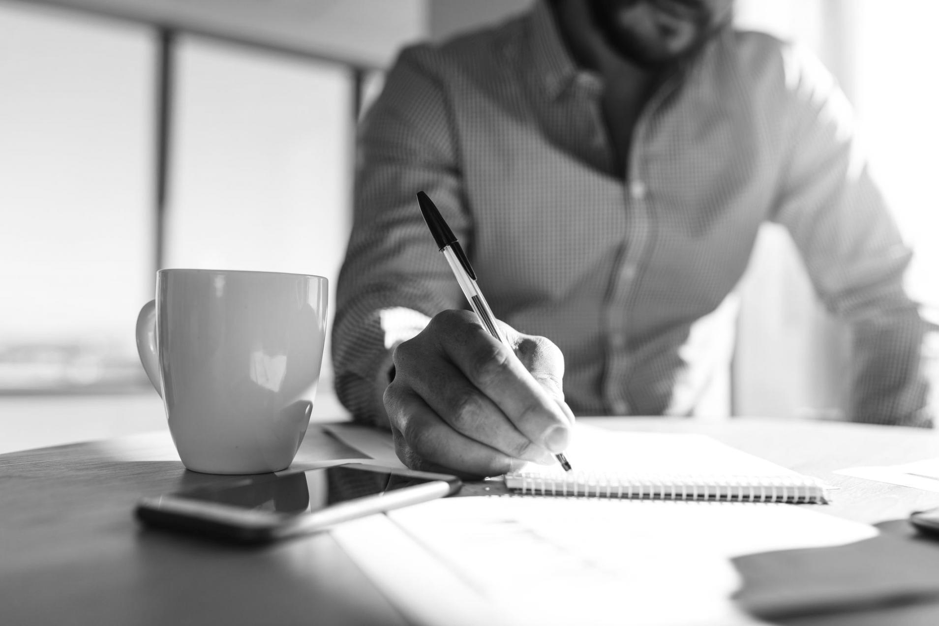 Participant suivant un webinaire Zymbex sur les habitudes financières